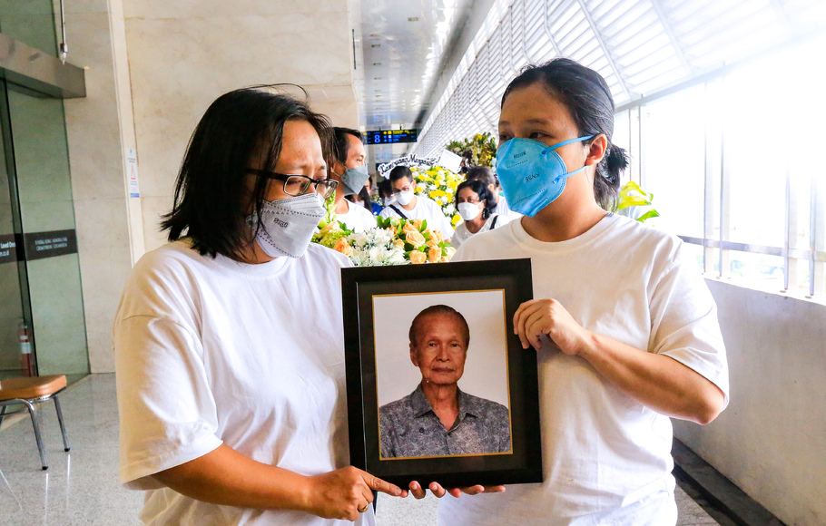 Keluarga membawa foto dari almarhum Wiyanto Halim yang akan di kremasi  di Rumah Duka Grand Heaven, Pluit, Jakarta Utara, Selasa, 25 Januari 2022.