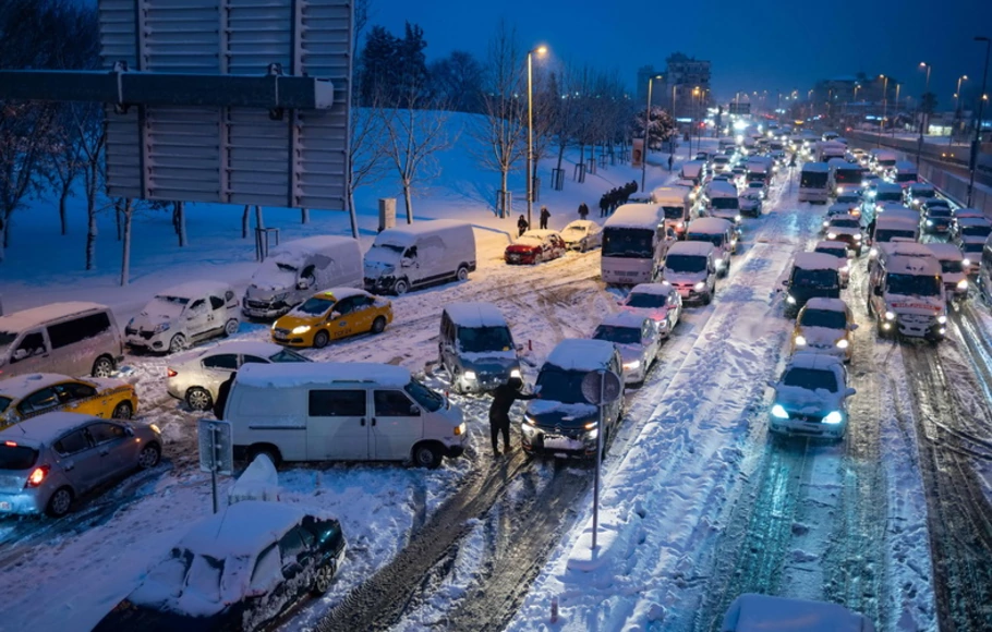 Sejumlah warga setempat terjebak di dalam mobil akibat hujan salju lebat di Istanbul pada Senin 24 Januari 2022. 