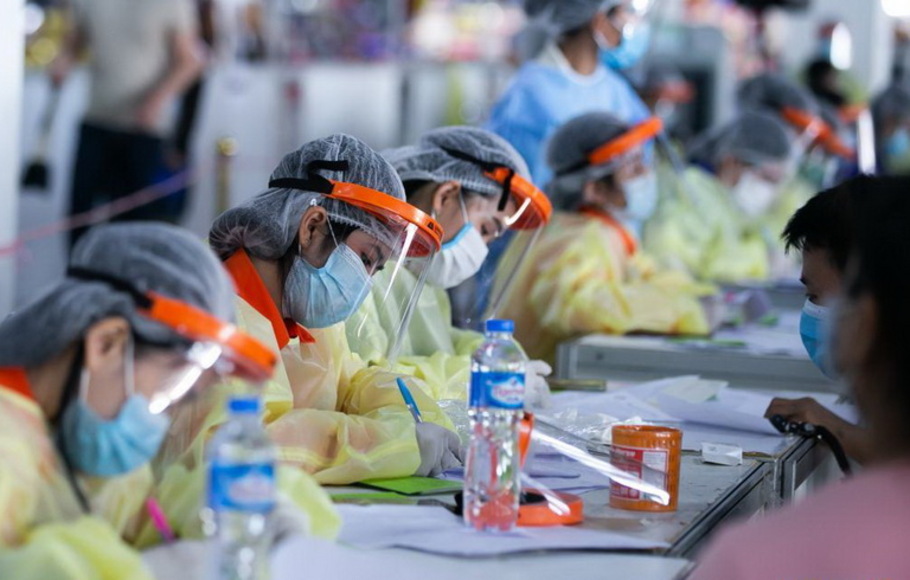 Orang-orang mendaftar untuk vaksin Covid-19 Sinopharm di pusat vaksinasi di Vientiane, Laos, pada 17 Juni 2021.