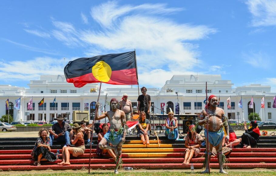 Warga Aborigin Australia mengadakan upacara untuk menyambut Pawai Iklim Rakyat di depan Gedung Parlemen Lama di Canberra, Australia, pada 29 November 2015