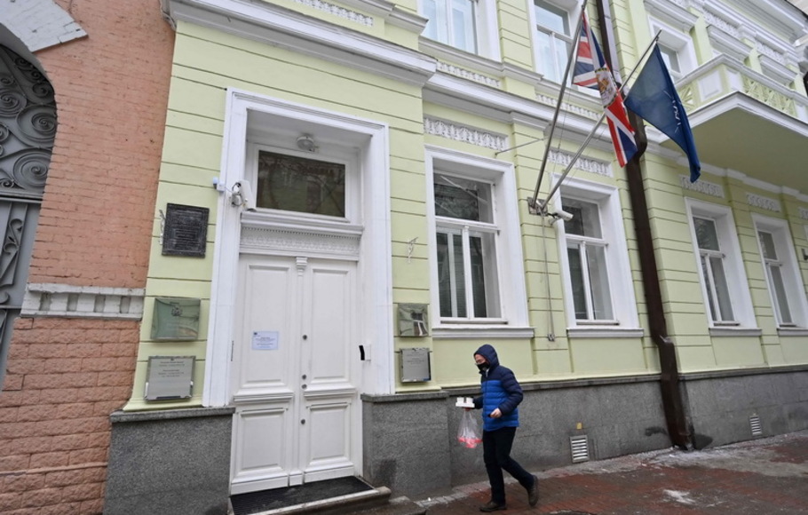 Seorang pria berjalan melewati gedung Kedutaan Besar Inggris di Kiev, Ukraina pada Senin 24 Januari 2022.