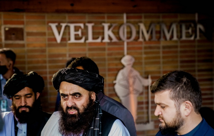 Perwakilan Taliban Amir Khan Muttaqi (tengah) memberikan pernyataan setelah pertemuan perwakilan khusus internasional dan perwakilan Taliban di hotel Soria Moria, di Oslo, Norwegia pada Senin 24 Januari 2022.