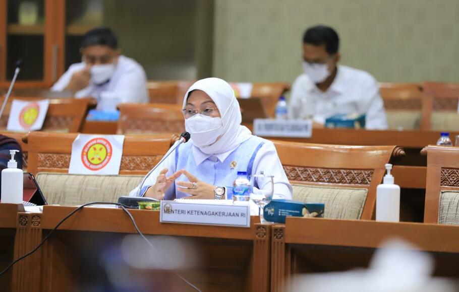 Menaker  Ida Fauziyah pada rapat kerja bersama Komisi IX DPR RI di Gedung Nusantara I Lantai I DPR RI, Jakarta, Senin, 24 Januari 2022.