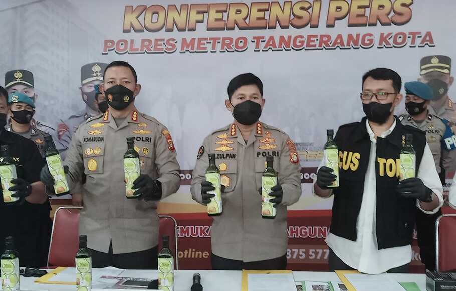Kabid Humas Polda Metro Jaya Kombes Pol Endra Zulpan didampingi Kapolres Metro Tangerang, dan pihak Bea Cukai saat pengungkapan kasus Narkotika sabu cair.