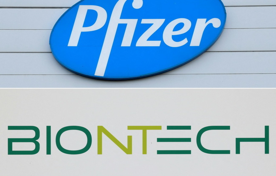 Kombinasi foto file dengan logo perusahaan farmasi multinasional AS Pfizer (atas) di lokasi produksi vaksin Covid-19 di Puurs, Belgia, pada 22 Desember 2020, dan logo BioNTech (bawah) di kantor pusat perusahaan biofarmasi di Mainz, Jerman barat.