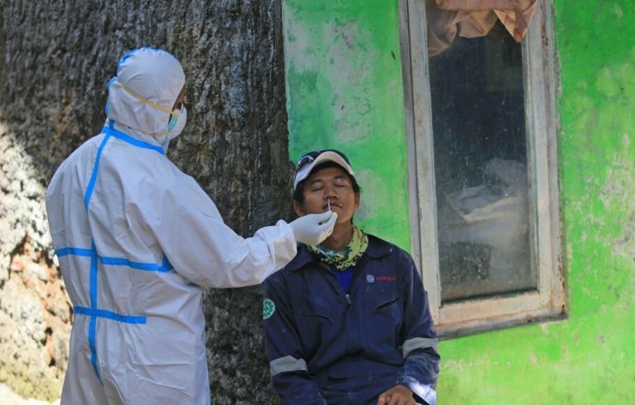 Petugas kesehatan melakukan prosedur pemeriksaan untuk mendeteksi penularan COVID-19 pada warga Desa Sukaurip, Balongan, Indramayu, Jawa Barat, Selasa (25/1/2022). (ANTARA FOTO/Dedhez Anggara/rwa)

Petugas kesehatan melakukan prosedur pemeriksaan untuk mendeteksi penularan Covid-19 pada warga Desa Sukaurip, Balongan, Indramayu, Jawa Barat, Selasa, 25 Januari 2022. 