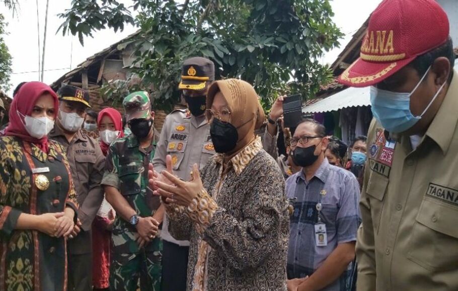 Menteri Sosial Tri Rismaharini meninjau lokasi banjir di Kelurahan Kedungwuni Timur, Kabupaten Pekalongan, Selasa, 25 Januari 2022.
