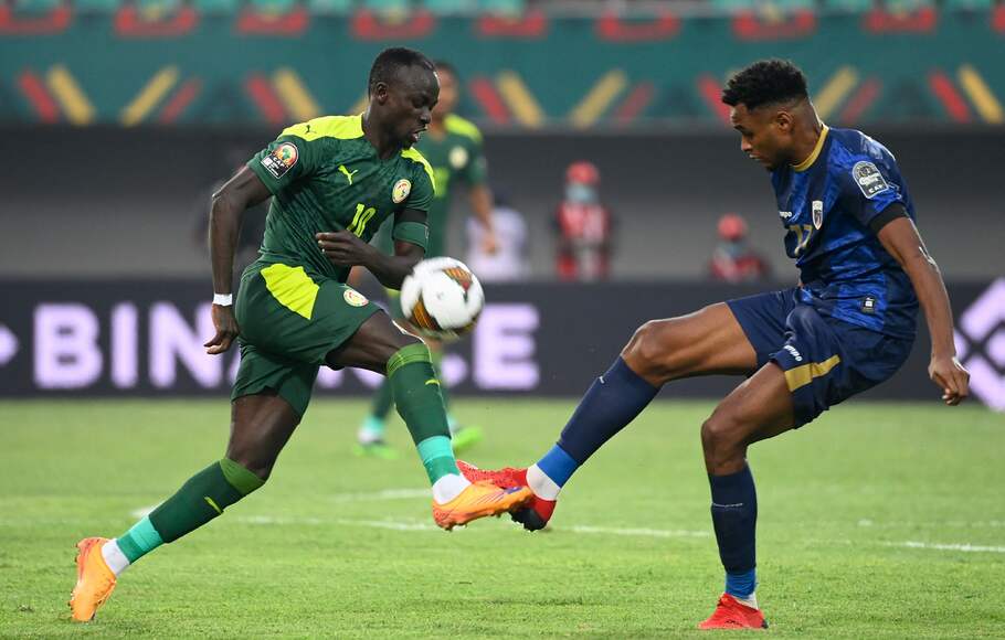Penyerang Senegal Sadio Mane (kiri) berhadapan dengan bek Tanjung Verde Steven Fortes dalam babak 16 besar Piala Afrika 2021 di Stadion Kouekong, Bafoussam, 25 Januari 2022.