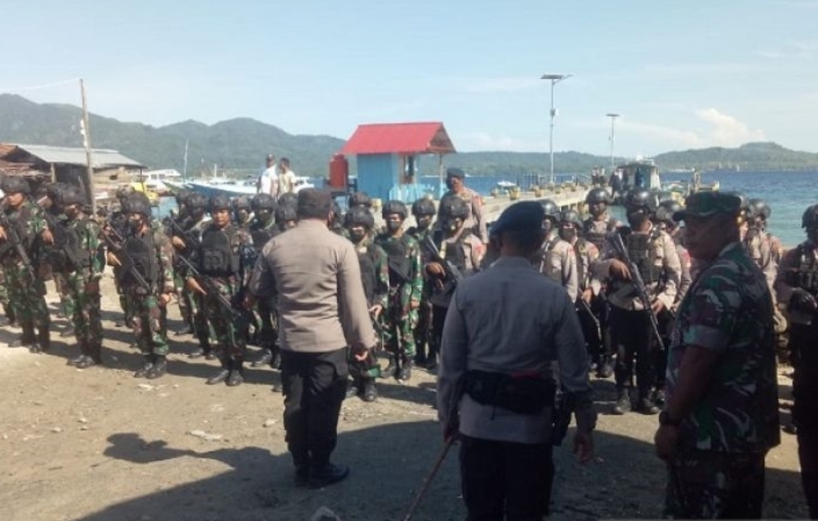 Kapolresta Pulau Ambon dan PP Lease, Kombes Pol Raja Arthur L Simamora memimpin apel pasukan gabungan TNI/Polri menuju Pulau Haruku guna meredakan bentrok warga Ori dan Kariu, Selasa 26 Januari 2022.