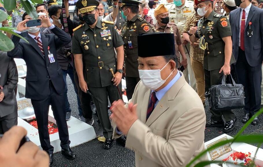 Menteri Pertahanan Prabowo Subianto mengunjungi Taman Makam Pahlawan (TMP) Taruna Tangerang dalam rangka Peringatan Hari Bakti Taruna ke-76, Rabu, 26 Januari 2022.