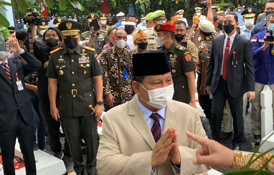 Menteri Pertahanan Prabowo Subianto mengunjungi Taman Makam Pahlawan (TMP) Taruna Tangerang dalam rangka Peringatan Hari Bakti Taruna ke-76, Rabu, 26 Januari 2022.