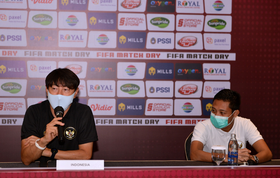 Pelatih Tim Nasional Indonesia Shin Tae-yong (kiri) didampingi pemain Timnas Indonesia Evan Dimas (kanan) memberikan keterangan saat konferensi pers di kawasan Seminyak, Badung, Bali, Rabu, 26 Januari 2022.