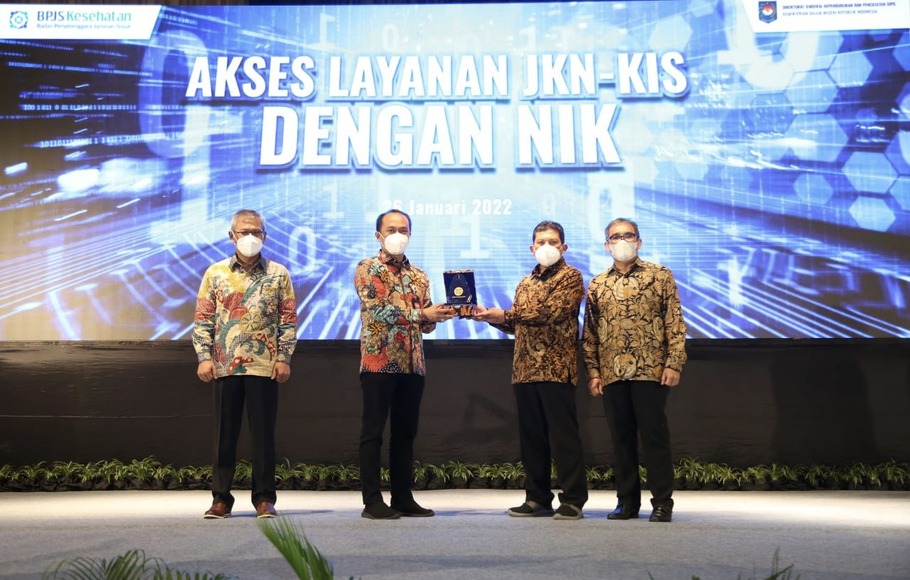 Direktur Jenderal Kependudukan dan Pencatatan Sipil Kementerian Dalam Negeri Zudan Arif Fakrulloh (dua dari kiri) bersama Direktur Utama BPJS Kesehatan Ali Ghufron Mukti (tiga dari kiri) dalam acara peresmian pemanfaatan NIK sebagai Nomor Identitas Peserta JKN-KIS di Bali, 26 Januari 2022. 