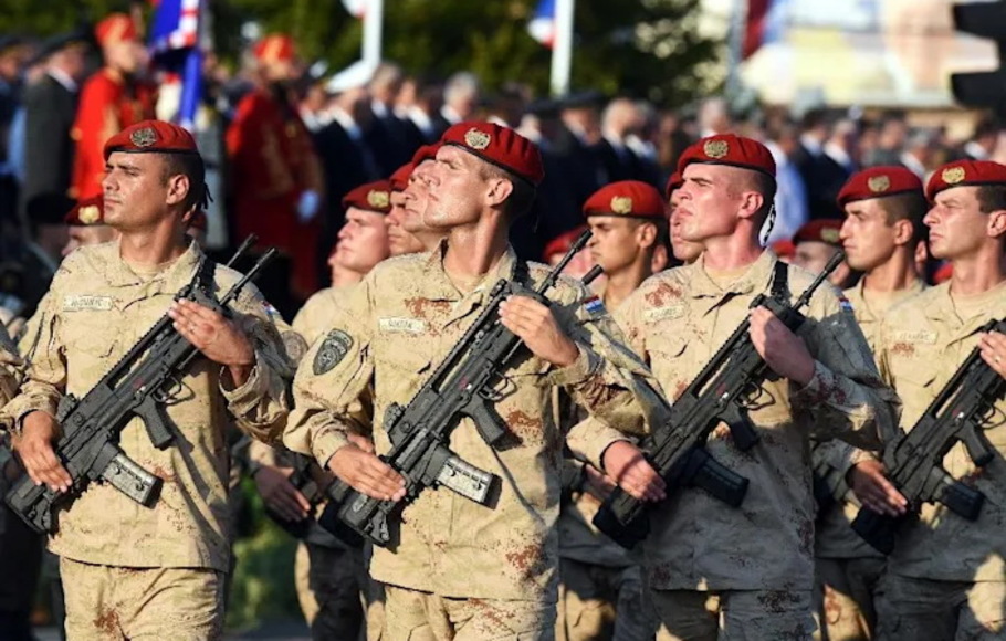 Tentara Kroasia berbaris pada 4 Agustus 2015 di Zagreb, selama parade militer untuk menandai peringatan 20 tahun Operasi Badai, yang memicu eksodus orang Serbia Kroasia.