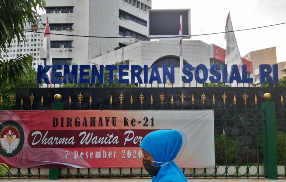 Warga melintas di depan Gedung Kementerian Sosial (Kemensos) di Jakarta.  
