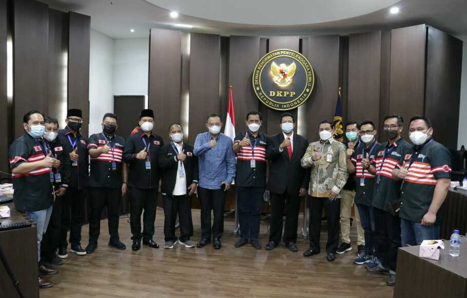 Jajaran Pimpinan Nasional Partai Kebangkitan Nusantara (PKN) beraudiensi dengan Dewan Kehormatan Penyelenggara Pemilu (DKPP). Pertemuan berlangsung di kantor DKPP, Jakarta, Kamis, 27 Januari 2022.