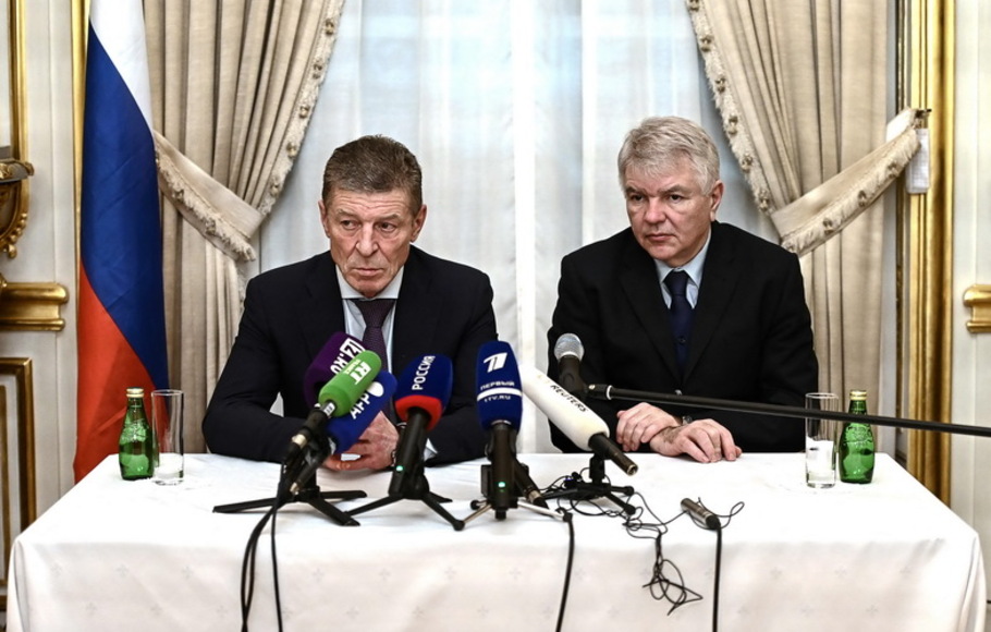 Wakil kepala staf Kremlin Dmitry Kozak (kiri) dan Duta Besar Rusia untuk Prancis Alexey Meshkov memberikan konferensi pers di kediaman Duta Besar Rusia di Paris pada Rabu 26 Januari 2022. 