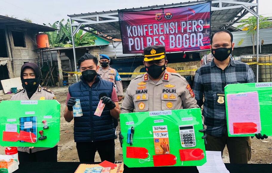 Kapolres Bogor AKBP Iman Imanuddin saat memberikan keterangan terkait kasus penyimpanan gudang BBM Solar ilegal di Gunung Putri, Kabupaten Bogor, Kamis, 27 Januari 2022.