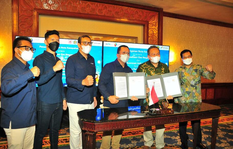 Penandatanganan perjanjian Memorandum of Understanding (MoU) dan Head of Agreement (HOA) antara PGN dengan 4 kawasan industri di Jawa Timur, Kamis, 27 Januari 2022.