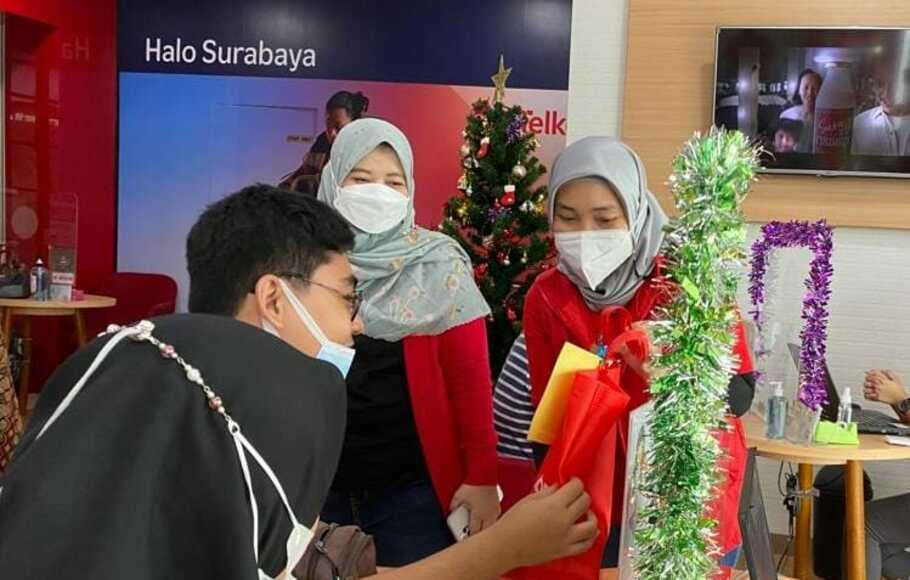 VP Consumer Sales Area Jawa Bali Riny Novitriyanti  (kanan) bersama pelanggan Telkomsel, Kamis, 27 Januari 2022.
