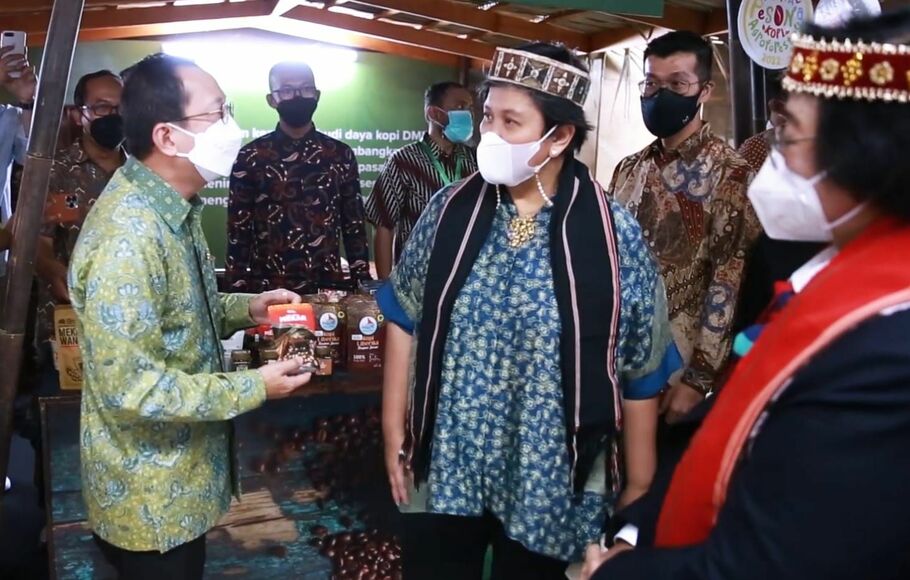 Wakil Ketua MPR Lestari Moerdijat bersama Menteri LHK Siti Nurbaya mengunjungi booth APP Sinar Mas yang didampingi Direktur APP Sinar Mas Suhendra Wiriadinata  di Festival Pesona Kopi Agroforestri. 