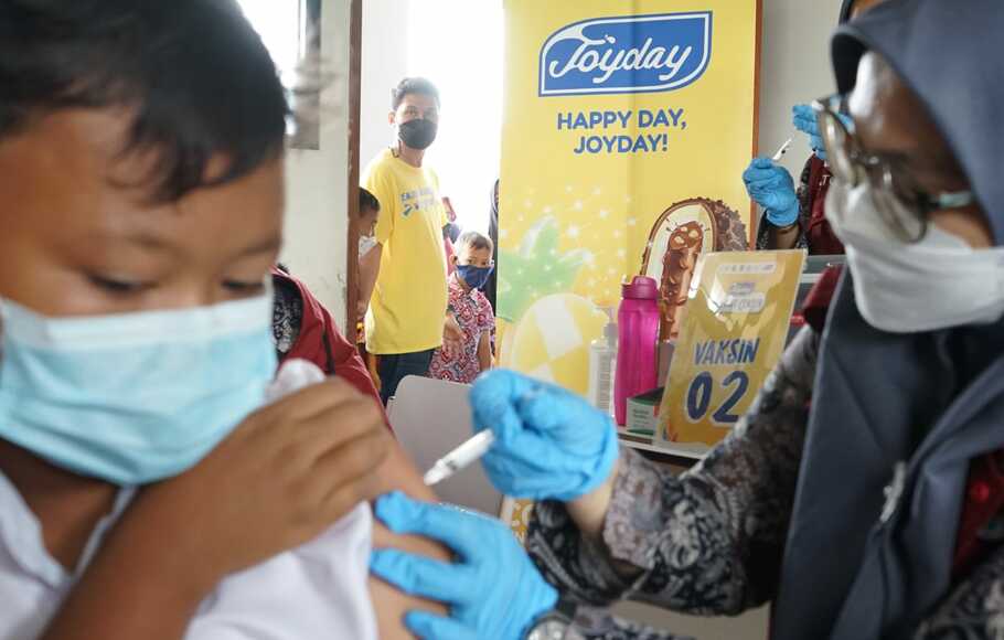 Vaksinasi Covid-19 untuk anak-anak yang digelar Yili Group di Kabupaten Bekasi. 