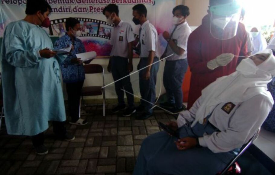 Petugas kesehatan melakukan tes usap antigen kepada siswa di SMAN 5 Tegal, Jawa Tengah, Senin, 17 Januari 2022.  