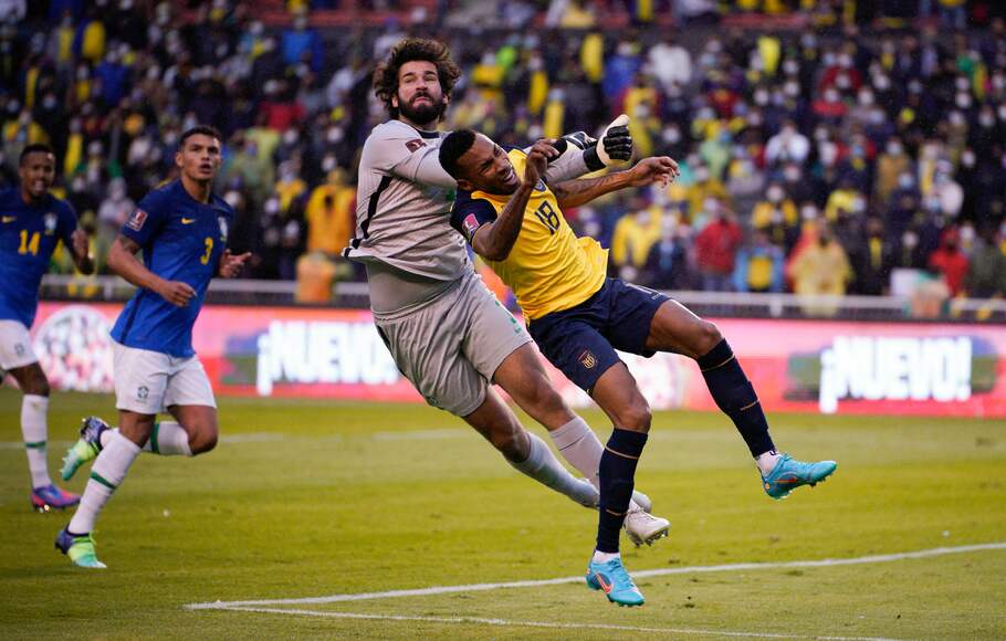 Aksi kiper Brasil Alisson mengalau bola ketika menghadapi Ekuador di kualifikasi Piala Dunia 2022.