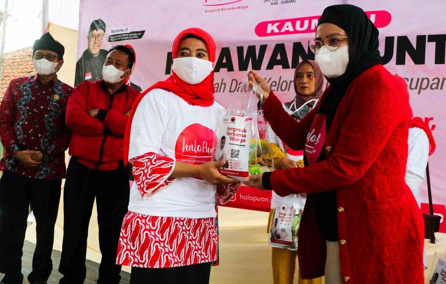 Warga mendapatkan paket 400 gram bubuk daun kelor usai mengikuti sosialisasi Gerakan Melawan Stunting di Ciater, Jawa Barat, Kamis, 2.