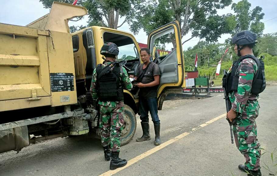 Prajurit TNI dari Satuan Tugas (Satgas) Pengamanan Perbatasan (Pamtas) Yonif 126/KC melakukan pemeriksaan (sweeping) di Jalan Monggoefi, Distrik Yaffi, Kabupaten Keerom, Papua, Jumat, 28 Januari 2022.