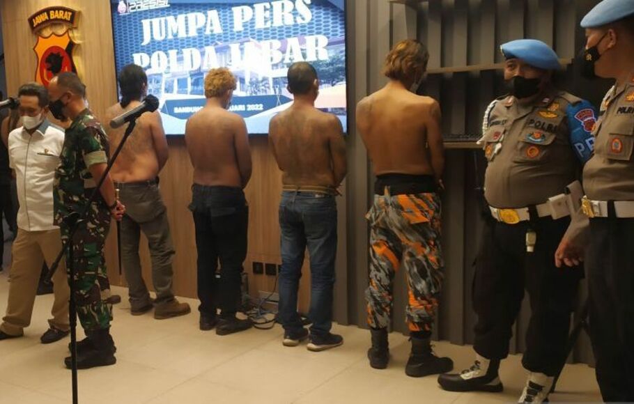 Polisi menangkap sejumlah orang yang tergabung dalam Gerakan Masyarakat Bawah Indonesia (GMBI).
