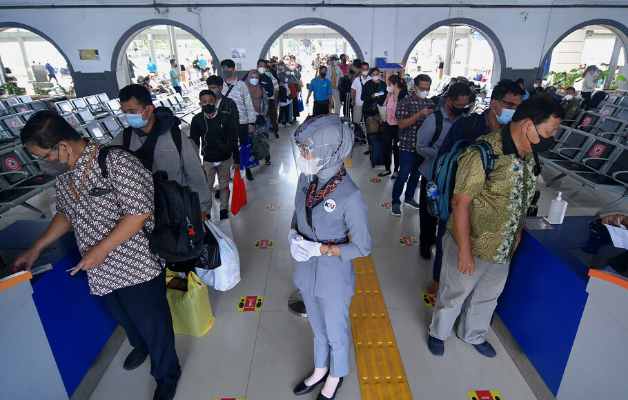 Ratusan penumpang kereta api antri menuju peron di Stasiun Pasar Senen, Jakarta, Jumat 28 Januari 2022.