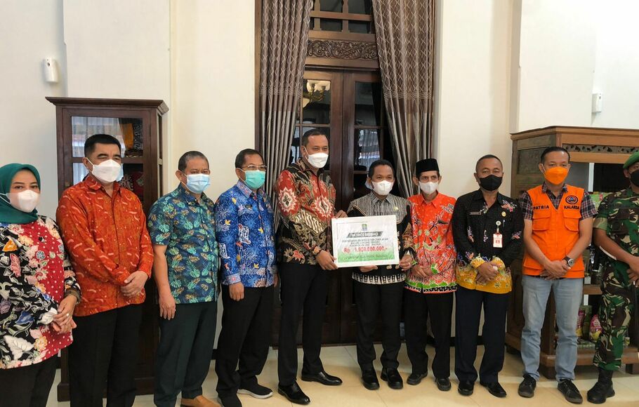 Pemkot Bekasi beri bantuan Rp 1,9 miliar kepada masyarakat korban erupsi Gunung Semeru, Kamis, 27 Januari 2022.