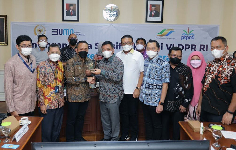 Pertemuan Tim Kunjungan Kerja Spesifik Komisi VI dengan PTPN V di Pekanbaru, Riau, Kamis, 27 Januari 2022.
