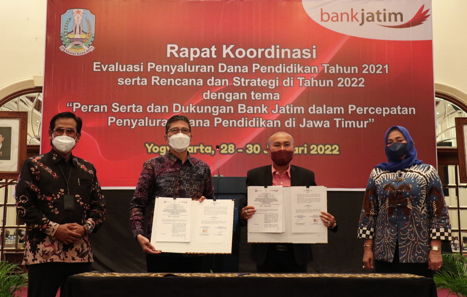 Direktur Utama Bank Jatim Busrul Iman dan Kepala Dinas Pendidikan Jatim Wahid Wahyudi saat penandatanganan Perjanjian Kerja Sama (PKS) penyaluran dana Bantuan Operasional Sekolah (BOS), di Surabaya, Jumat, 28 Januari 2022.