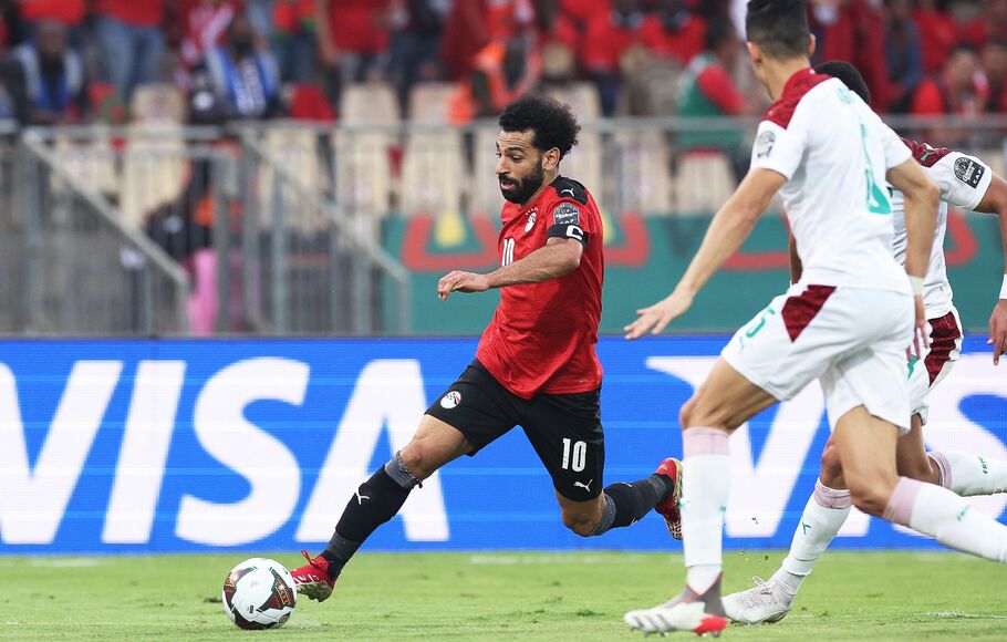 Penyerang Mesir, Mohamed Salah (kiri) beraksi saat melawan Maroko di perempat final Piala Afrika 2021, Minggu, 30 Januari 2022 di Stadion Ahmadou Ahidjo, Yaounde.