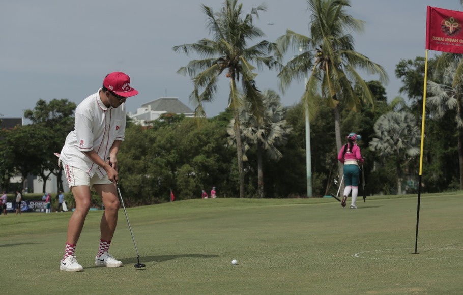 Ananda Omesh saat bermain golf.