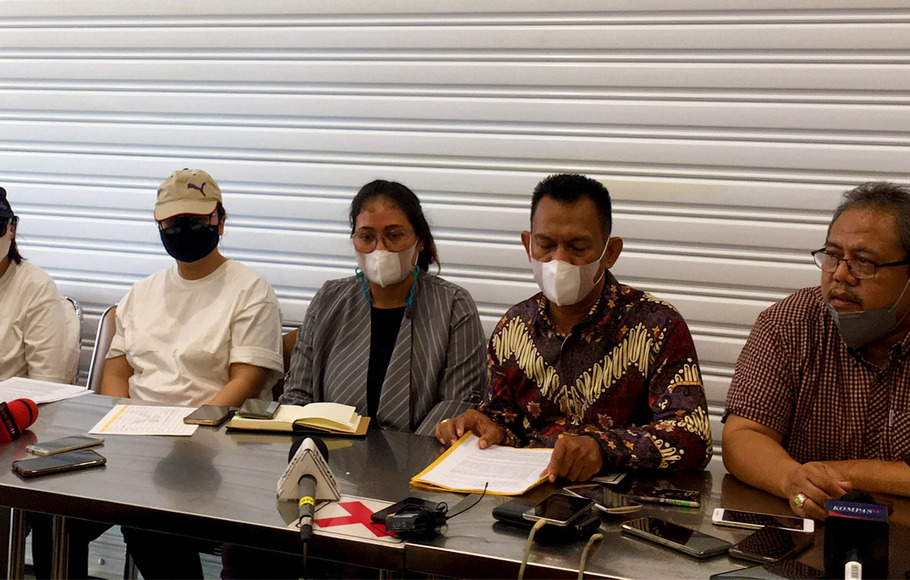 Dua anak almarhum Wiyanto Halim (kaus putih)dan pengacara pada jumpa pers di Rumah Duka Grand Heaven, Pluit, Jakarta Utara, Senin, 24 Januari 2022. 