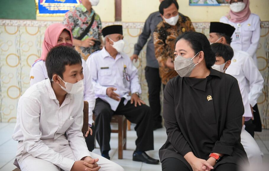 Ketua DPR Puan Maharani berbincang dengan murid yang ikut program vaksinasi Covid-19 di Jakarta beberapa waktu lalu