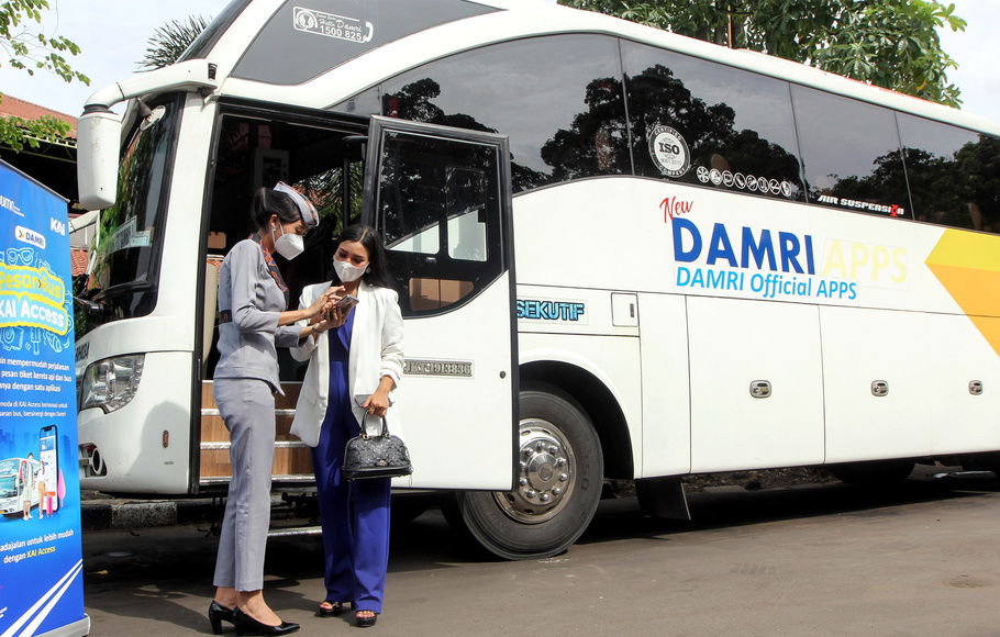 Pramugari PT KAI menunjukkan aplikasi KAI Access kepada penumpang saat peluncuran layanan antarmoda Kereta Api Jarak Jauh dengan Bus DAMRI di Stasiun Gambir, Jakarta, Rabu 2 Februari 2022.