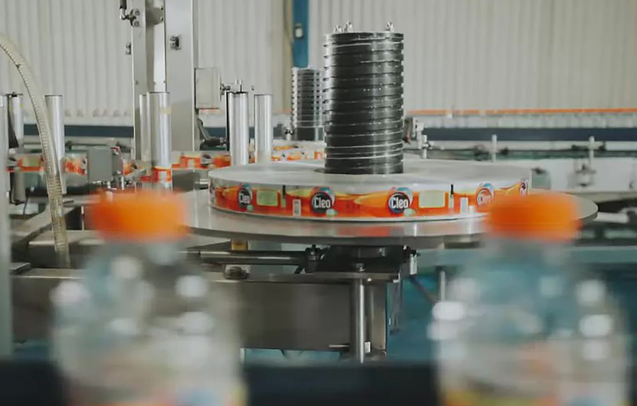 Aktivitas produksi AMDK di pabrik CLEO yang menggunakan mesin canggih. Proses pengemasan CLEO di pabrik PT Sariguna Primatirta Tbk
