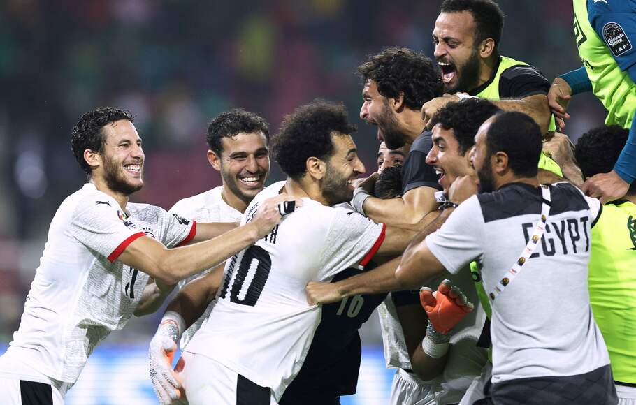 Para pemain Mesir merayakan keberhasilan lolos ke final Piala Afrika setelah mengalahkan tuan rumah Kamerun melalui adu penalti di Stadion d'Olembe di Yaounde, Kamis, 3 Februari 2022. 