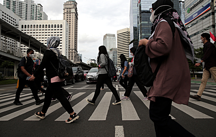 Sejumlah pekerja perkantoran melintas pada jam pulang di Jalan Sudirman, Jakarta Pusat, Kamis 3 Februari 2022.