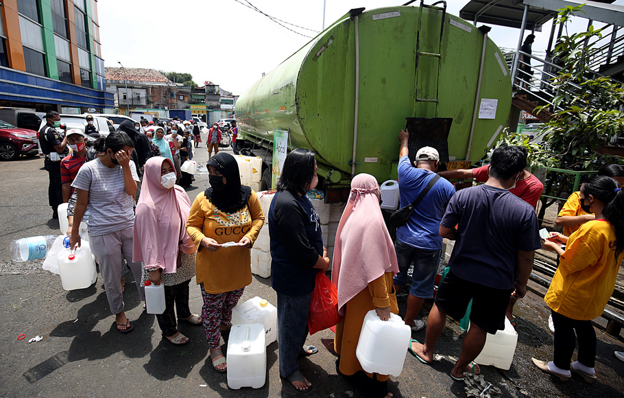 Warga membawa jerigen kosong untuk mengantri minyak goreng di halaman Pasar Kramat Jati, Jakarta Timur, Kamis 3 Februari 2022.
