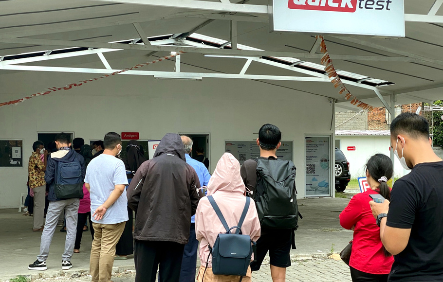 warga antri mendaftar untuk dilakukan tindakan tes swab di sebuah fasilitas lab berbayar di Jakarta Timur, Jumat 4 Februari 2022.