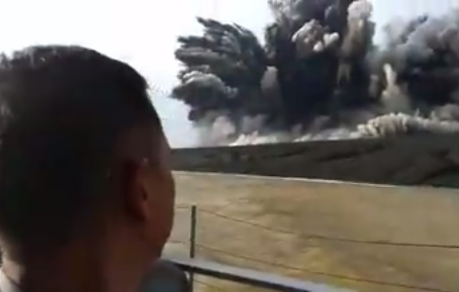 Tangkapan layar dari video meletusnya Anak Krakatau. Video ini diambil pada tahun 2018 dan bukan pada Februari 2022. 