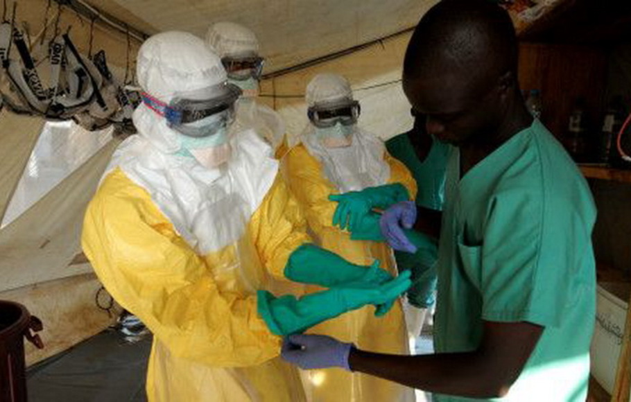 Virus Ebola ditularkan melalui kontak langsung dan menewaskan antara 25%-90% korban.