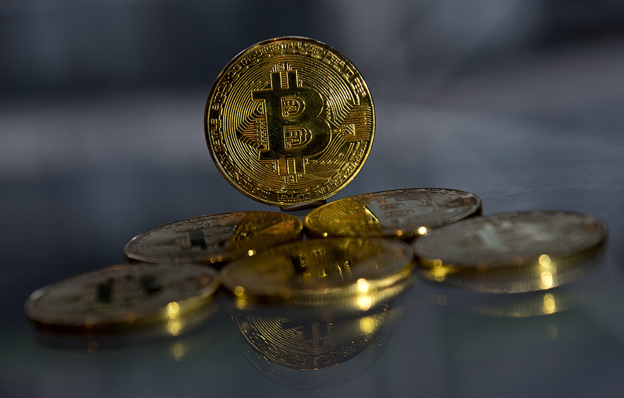 Suvenir koin Bitcoin berlapis emas diatur untuk foto di London, Inggris. 
