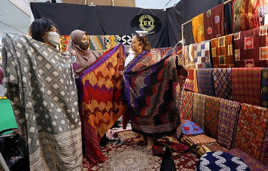 Pengunjung memilih kain batik Pekalongan di pameran UMKM Adiwastra Nusantara 2022.