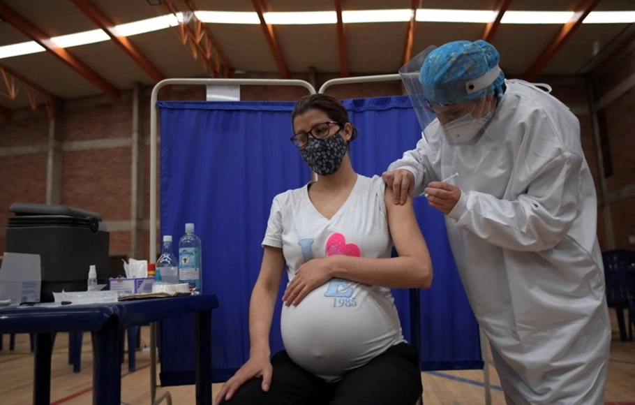 Seorang wanita hamil di Bogotá, Kolombia, menerima vaksin Covid-19 pada bulan Juli 2021. 